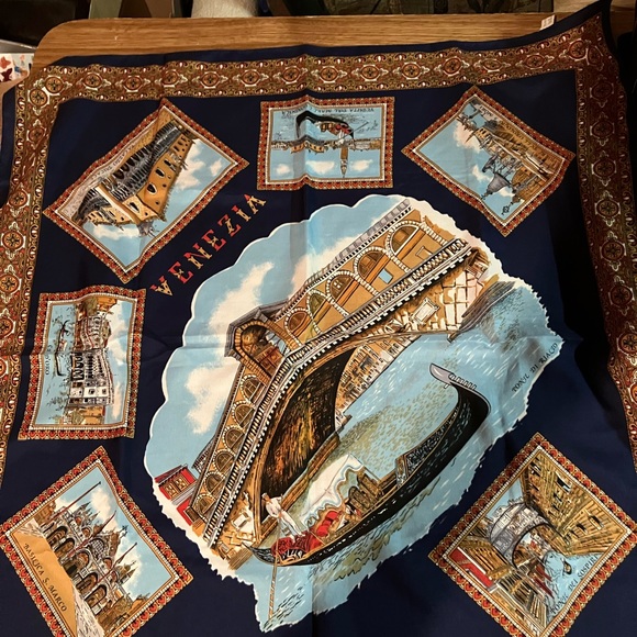 Italian scarf with pictures of Venice . 30x30 inches - Picture 1 of 4